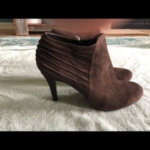 Ankle booties. Great condition 9 1/2 m. 4” heel